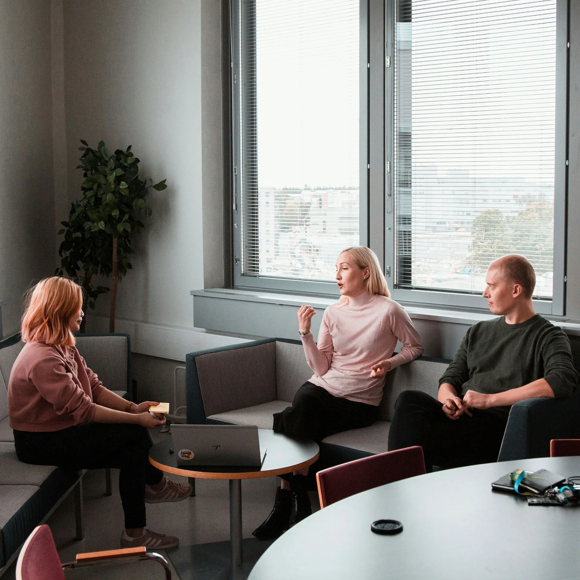 Kontor med kollegor i soffgrupp